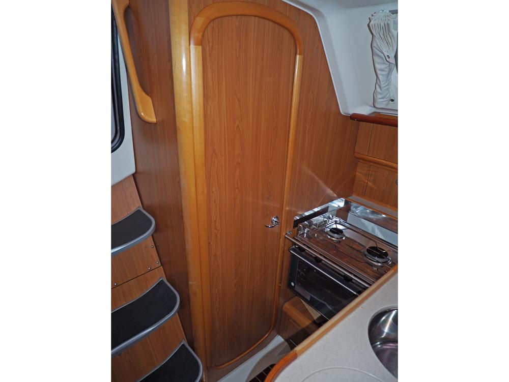Aft cabin, Accommodation